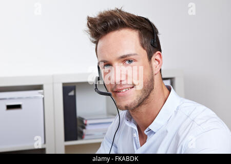 Hilfreiche Unterstützung Telefondienst mit Kopfhörer im Callcenter Büro Stockfoto