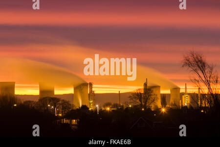 Blick auf Kühltürme im Billingham Chemical Complex ( früher ICI ) bei sunsris. Billingham, Nordostengland. VEREINIGTES KÖNIGREICH Stockfoto