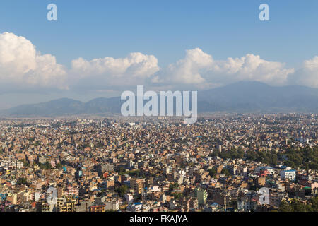 Blick über der nepalesischen Hauptstadt Kathmandu von Swayambhunath Tempel. Stockfoto