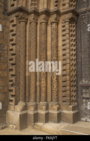 Detail der Säulen der alten normannischen West Eingang, die Kathedrale von Lincoln, Lincoln, Lincolnshire, England, UK. Stockfoto