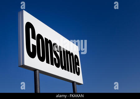 Große Anzeige-Panel, geprägt mit der Meldung "Verbrauchen", isoliert auf blauen Himmel. Stockfoto