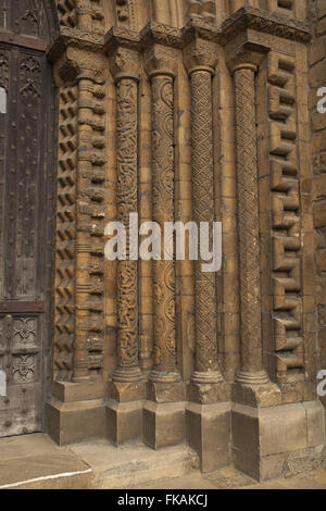 Detail der Säulen der alten normannischen West Eingang, die Kathedrale von Lincoln, Lincoln, Lincolnshire, England, UK. Stockfoto