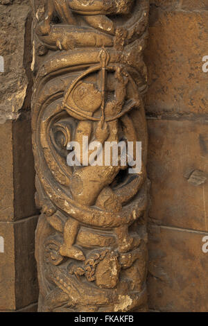 Skulpturale Detail eines Bogenschütze auf einem der Pfeiler der alten normannischen West Eingang, die Kathedrale von Lincoln, Lincoln, Lincolnshire, England, Großbritannien Stockfoto