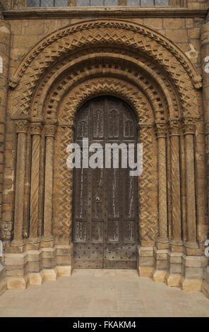 Detail einer alten normannischen Tür, Westfassade der Kathedrale von Lincoln, Lincoln, Lincolnshire, England, UK. Stockfoto