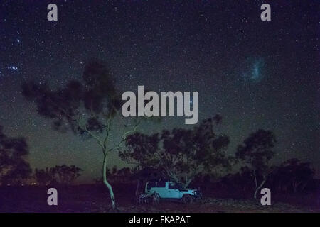 Camping unter dem Nachthimmel über der Pilbarra, Western Australia Stockfoto