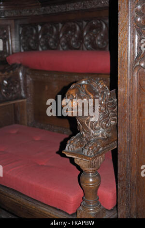 Das Schnitzen von einen Löwenkopf auf einem Stuhl, die Kathedrale von Lincoln, Lincoln, Lincolnshire, England, UK. Stockfoto