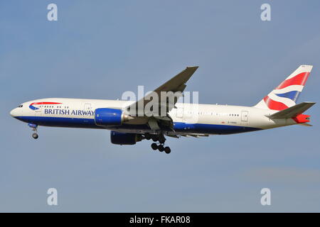 British Airways Boeing 777-200(ER) G-YMMG landet auf dem Flughafen Heathrow, London, UK Stockfoto