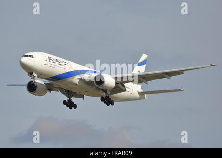 EL AL Boeing 777-200ER 4 X-ECD landet auf dem Flughafen London Heathrow, Vereinigtes Königreich Stockfoto