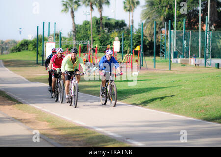 Gruppe Radfahren im park Stockfoto