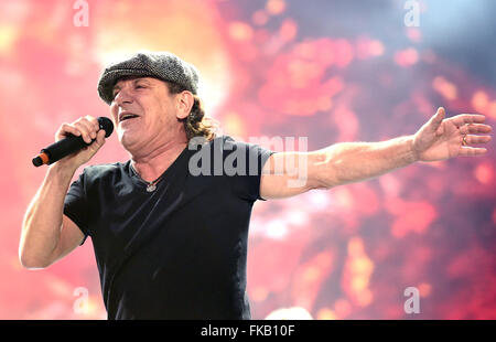 Sänger Brian Johnson der australischen Rockband AC/DC führt auf der Bühne während eines Konzerts im Olympiastadion in Berlin, Deutschland, 25. Juni 2015. Foto: Britta Pedersen/dpa Stockfoto