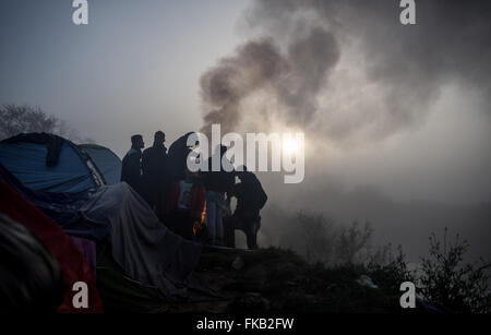 Idomeni, Griechenland. 8. März 2016. Flüchtlinge trocknen Sie ihre Kleidung nach starken Regenfällen im Flüchtlingslager an der griechisch-mazedonischen Grenze in der Nähe von Idomeni, Griechenland, 8. März 2016. Nur wenige Flüchtlinge aus Syrien und dem Irak dürfen jeden Tag nach Mazedonien zu gelangen. Foto: KAY NIETFELD/Dpa/Alamy Live News Stockfoto