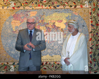 Muscat, Oman. 8. März 2016. Bundesaußenminister Frank-Walter Steinmeier (L) trifft seine omanischen Gegenstück Yusuf bin Alawi bin Abdullah (R) bei einem Besuch in Muscat, Oman, 8. März 2016. Foto: CHRISTOPH SATOR, Dpa/Alamy Live-Nachrichten Stockfoto