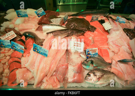 Französische Fisch und Meeresfrüchte am Markt stand Hummer Muscheln Stockfoto