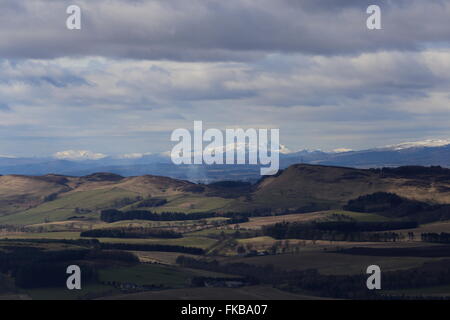 Fernen Gipfel des Stuc ein Chroin und Ben Vorlich betrachtet aus Sidlaw Hills Schottland März 2016 Stockfoto