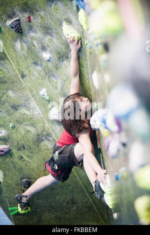 Kletterer nehmen Teil an einem Bouldern Wettbewerb The Climbing Academy, Bristol. Stockfoto