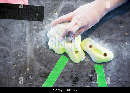 Kletterer nehmen Teil an einem Bouldern Wettbewerb The Climbing Academy, Bristol. Stockfoto