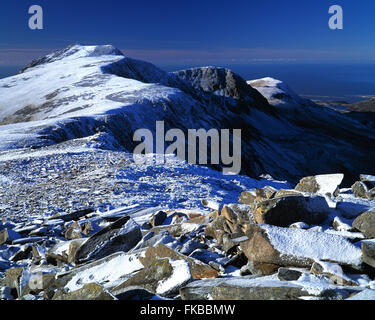 Schneebedeckte Cader Idris in Snowdonia, Gwynedd, Wales UK. Blick entlang des Grates bis zum Gipfel. Stockfoto