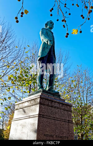 Eine Statue von Salisbury, die Politiker und Ökonom Henry Fawcett (1833-1884) in Marktplatz Salisbury, Wiltshire, UK geboren. Stockfoto