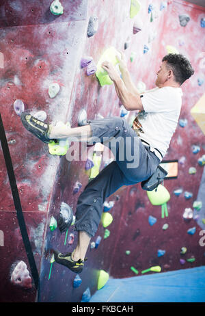 Kletterer nehmen Teil an einem Bouldern Wettbewerb The Climbing Academy, Bristol. Stockfoto