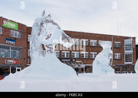 Eisskulpturen in Alta, Norwegen, erstellt für die feierliche Eröffnung des Finnmarksløpet Hundeschlitten Rennen. Stockfoto