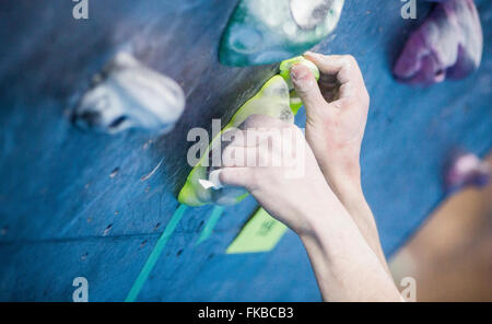 Kletterer nehmen Teil an einem Bouldern Wettbewerb The Climbing Academy, Bristol. Stockfoto