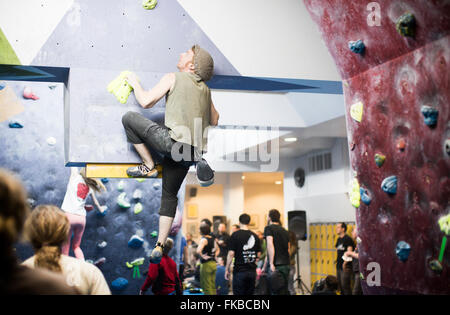 Kletterer nehmen Teil an einem Bouldern Wettbewerb The Climbing Academy, Bristol. Stockfoto