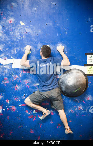 Kletterer nehmen Teil an einem Bouldern Wettbewerb The Climbing Academy, Bristol. Stockfoto