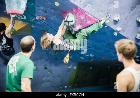 Kletterer nehmen Teil an einem Bouldern Wettbewerb The Climbing Academy, Bristol. Stockfoto