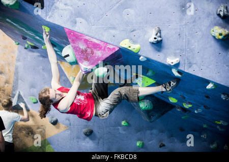 Kletterer nehmen Teil an einem Bouldern Wettbewerb The Climbing Academy, Bristol. Stockfoto