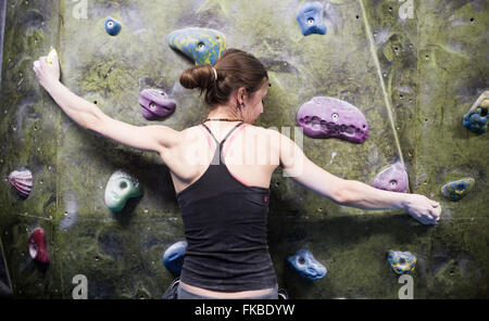 Kletterer nehmen Teil an einem Bouldern Wettbewerb The Climbing Academy, Bristol. Stockfoto