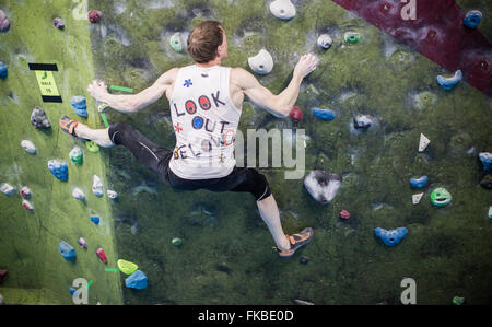 Kletterer nehmen Teil an einem Bouldern Wettbewerb The Climbing Academy, Bristol. Stockfoto