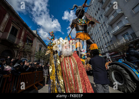 Maskierte Menschen und Parade während Karneval Putignano 2016 - Puglia Stockfoto