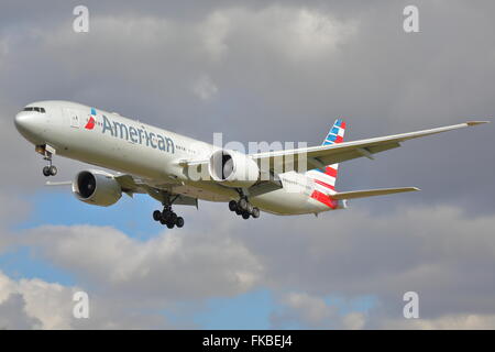 American Airlines Boeing 777-300ER N724AN Landung am Flughafen London Heathrow, Vereinigtes Königreich Stockfoto