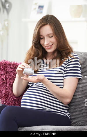 Schwangere Frau, die Einnahme von Folsäure-Tabletten Stockfoto