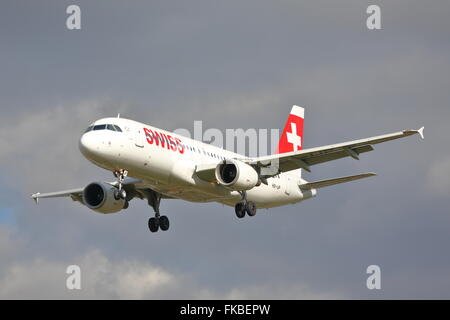 Swiss International Airlines Airbus A320-214 HB-IJP Landung in Heathrow Stockfoto