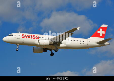 Swiss International Airlines Airbus A320-214 HB-IJP Landung in Heathrow Stockfoto