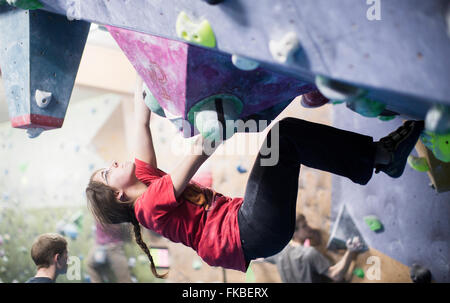 Kletterer nehmen Teil an einem Bouldern Wettbewerb The Climbing Academy, Bristol. Stockfoto