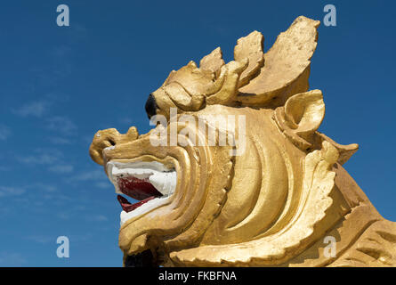 Goldene Chinthe (Lion Gottheit) Statue Aung Theikdi Zedi Pagode in Mawlamyine (Mawlamyaing), Burma (Myanmar) Stockfoto