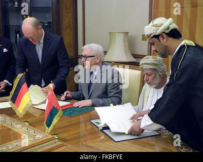 Muscat, Oman. 8. März 2016. Der deutsche Außenminister Frank-Walter Steinmeier (2 L) und sein Amtskollege aus dem Oman, Yusuf bin Alawi bin Abdullah (2-R), unterzeichnen ein Abkommen über die während eines Treffens in Muscat, Oman, 8. März 2016. Steinmeier ist zu einem offiziellen Besuch in Oman. Foto: CHRISTOPH SATOR, Dpa/Alamy Live-Nachrichten Stockfoto