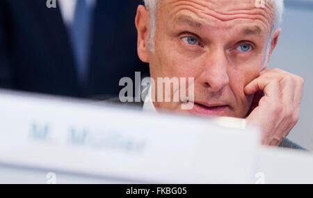 Wolfsburg, Deutschland. 8. März 2016. Volkswagen AG CEO Matthias Mueller besucht eine arbeiten-Montage im Werk des deutschen Automobilherstellers in Wolfsburg, Deutschland, 8. März 2016. Foto: JULIAN STRATENSCHULTE/Dpa/Alamy Live News Stockfoto