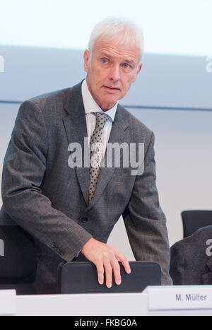 Wolfsburg, Deutschland. 8. März 2016. Volkswagen AG CEO Matthias Mueller besucht eine arbeiten-Montage im Werk des deutschen Automobilherstellers in Wolfsburg, Deutschland, 8. März 2016. Foto: JULIAN STRATENSCHULTE/Dpa/Alamy Live News Stockfoto