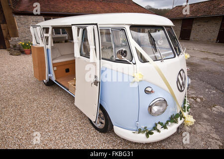 VW Campervan, VW, Volkswagon, AT, alt, Scheune, Hochzeit, Empfang, Dorset, England, Großbritannien, Hochzeitscampervan, Van, Hochzeit, Split-Screen, klassisch, Stockfoto