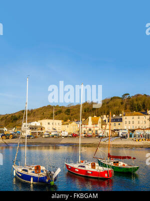 Lyme Regis Hafen mit Segelyachten flott und Hintergrund auf die Altstadt Stockfoto