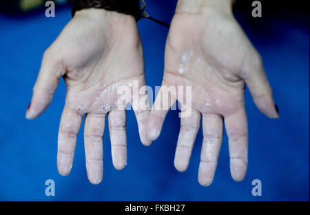 Eine Nahaufnahme von Kletterern Hände beim Bouldern Wettbewerb The Climbing Academy, Bristol. Stockfoto