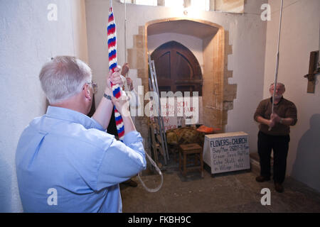 Klingeln, schälen, ziehen Glocken im Turm der Kirche für eine Hochzeit-ceremony.wedding, Stockfoto