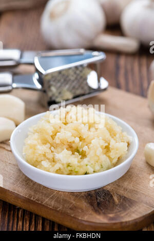 Portion Knoblauch (Nahaufnahme) auf hölzernen Hintergrund Stockfoto