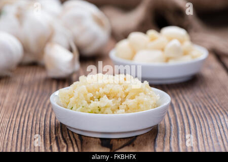 Portion Knoblauch (Nahaufnahme) auf hölzernen Hintergrund Stockfoto