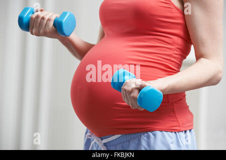 Nahaufnahme von schwangeren Training mit Gewichten Stockfoto