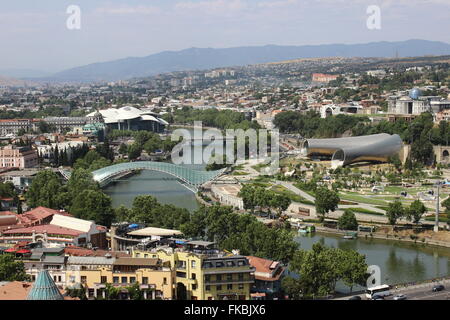 Blick aus dem touristischen Blickwinkel auf Narikala Festung über Tbilisi zeigt verschiedene architektonische Stile und der Fluss Kura Stockfoto