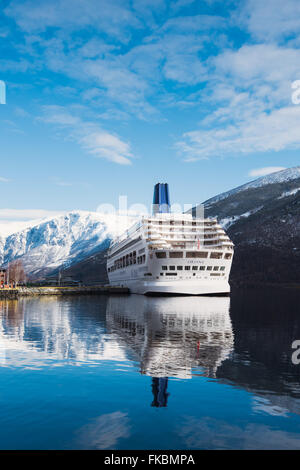 P & O Kreuzfahrtschiffes Oriana angedockt im Hafen in Flåm, Norwegen. Stockfoto